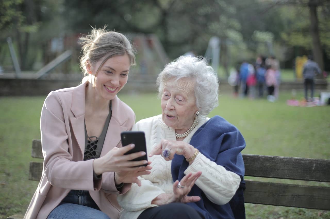 Seniorenbetreuerin mit Seniorin